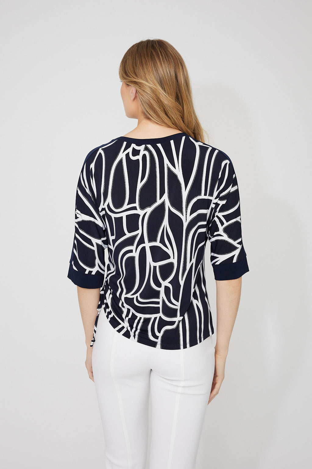 Frank Lyman Crew Neck Abstract Pullover Style 266114